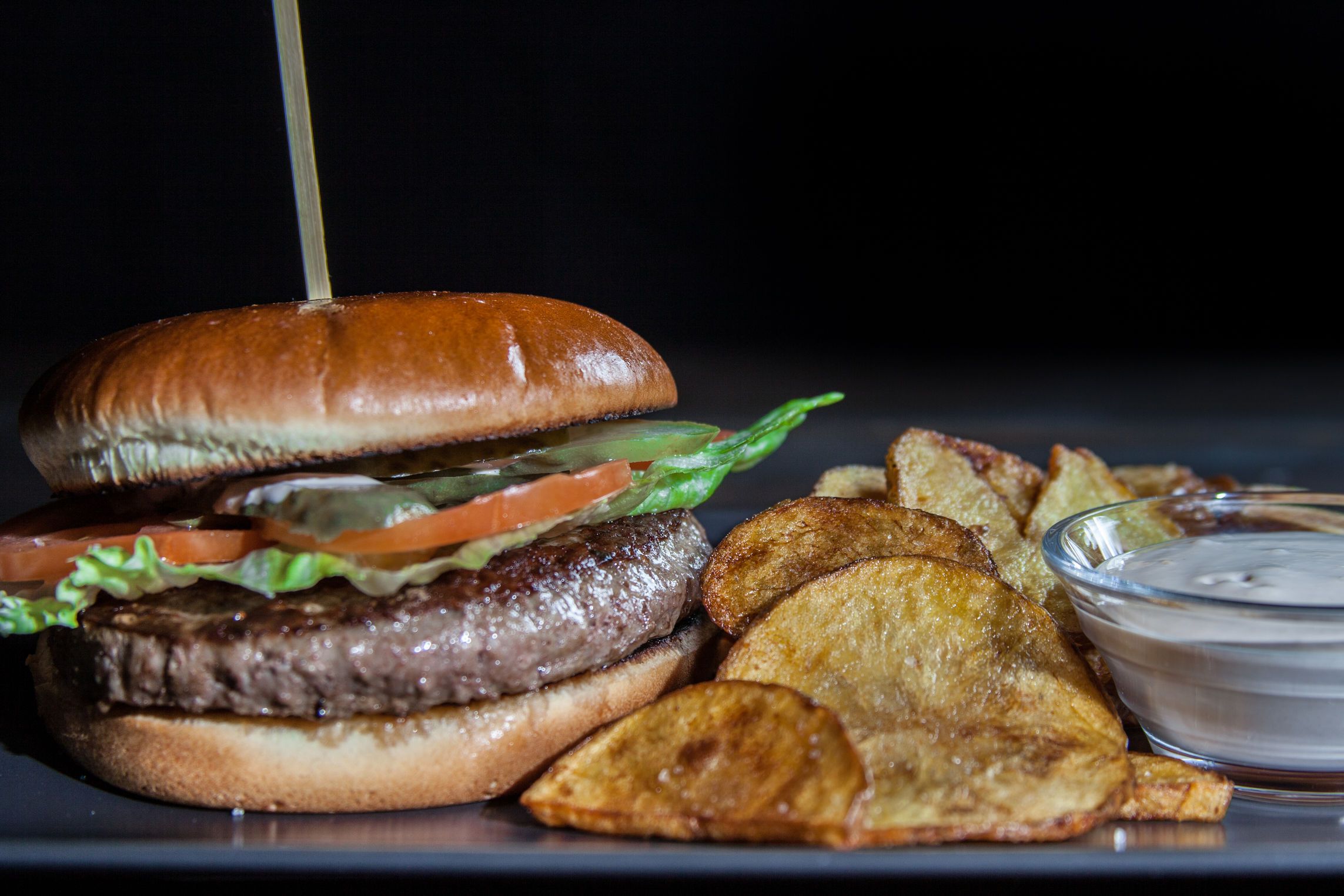 Hamburger & domácí chips