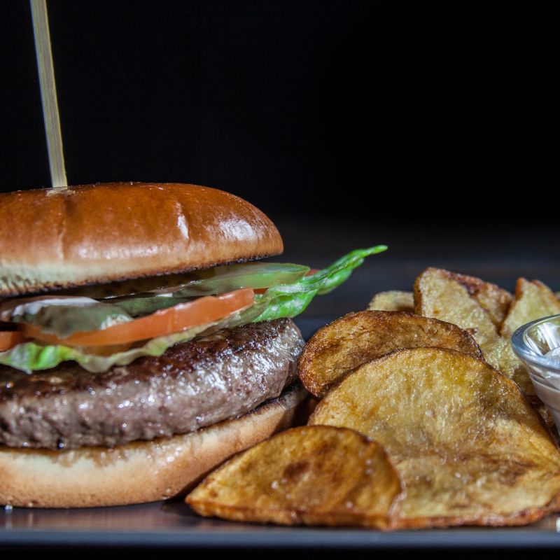 Hamburger & domácí chips