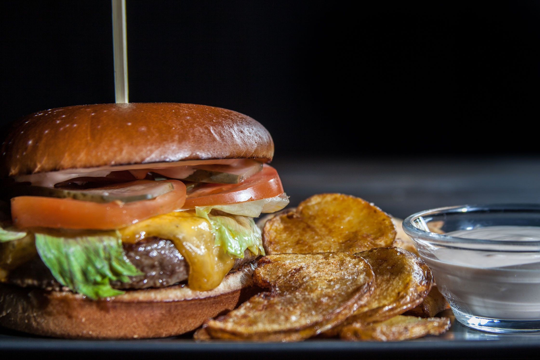 Cheeseburger & domácí chips