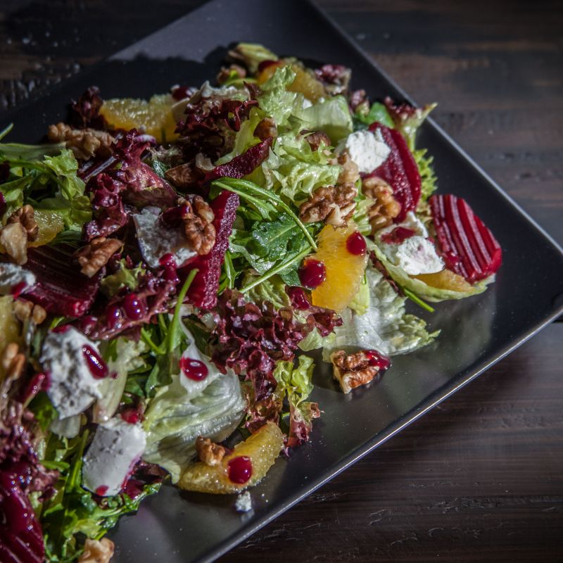 Salát s kozím sýrem a červenou řepou