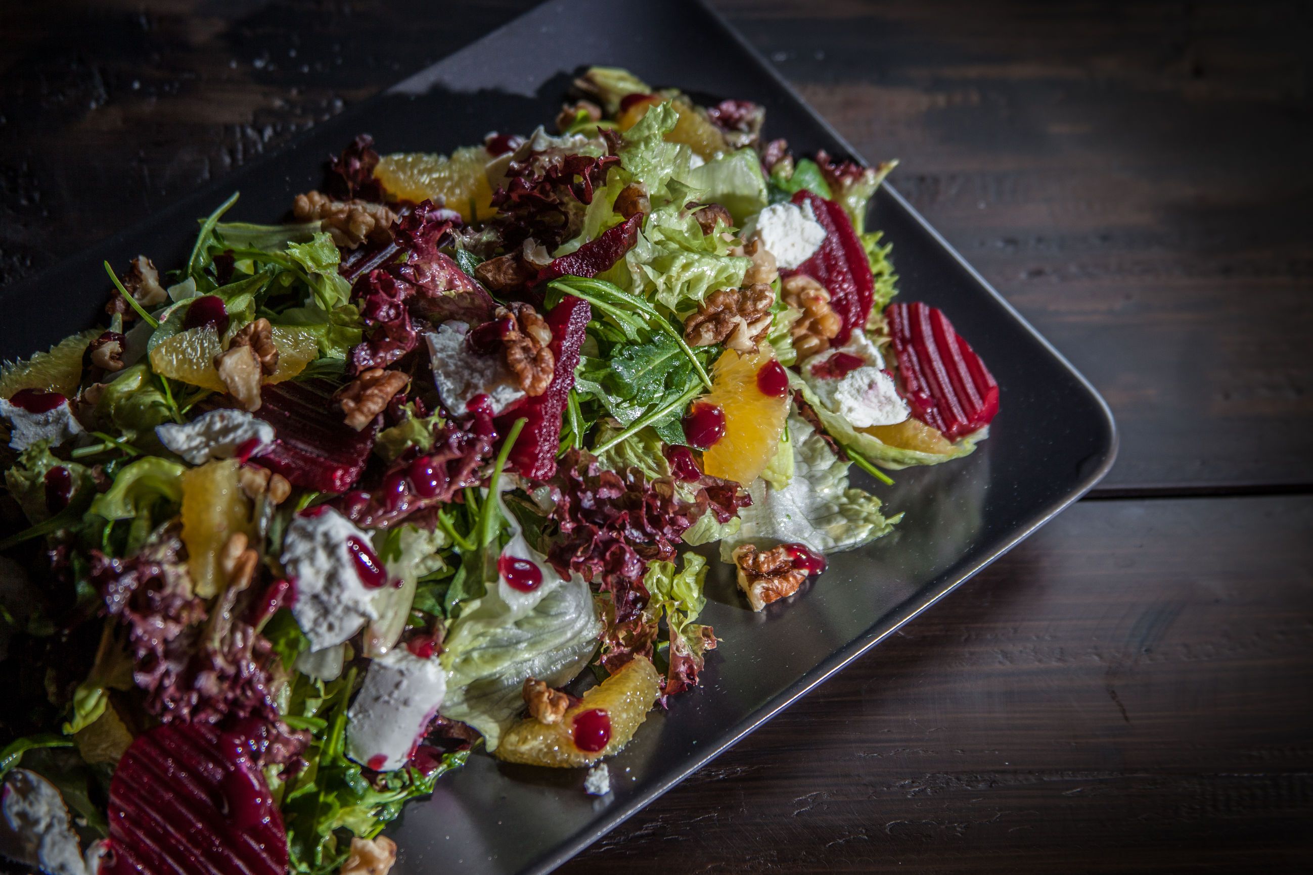 Salát s kozím sýrem a červenou řepou