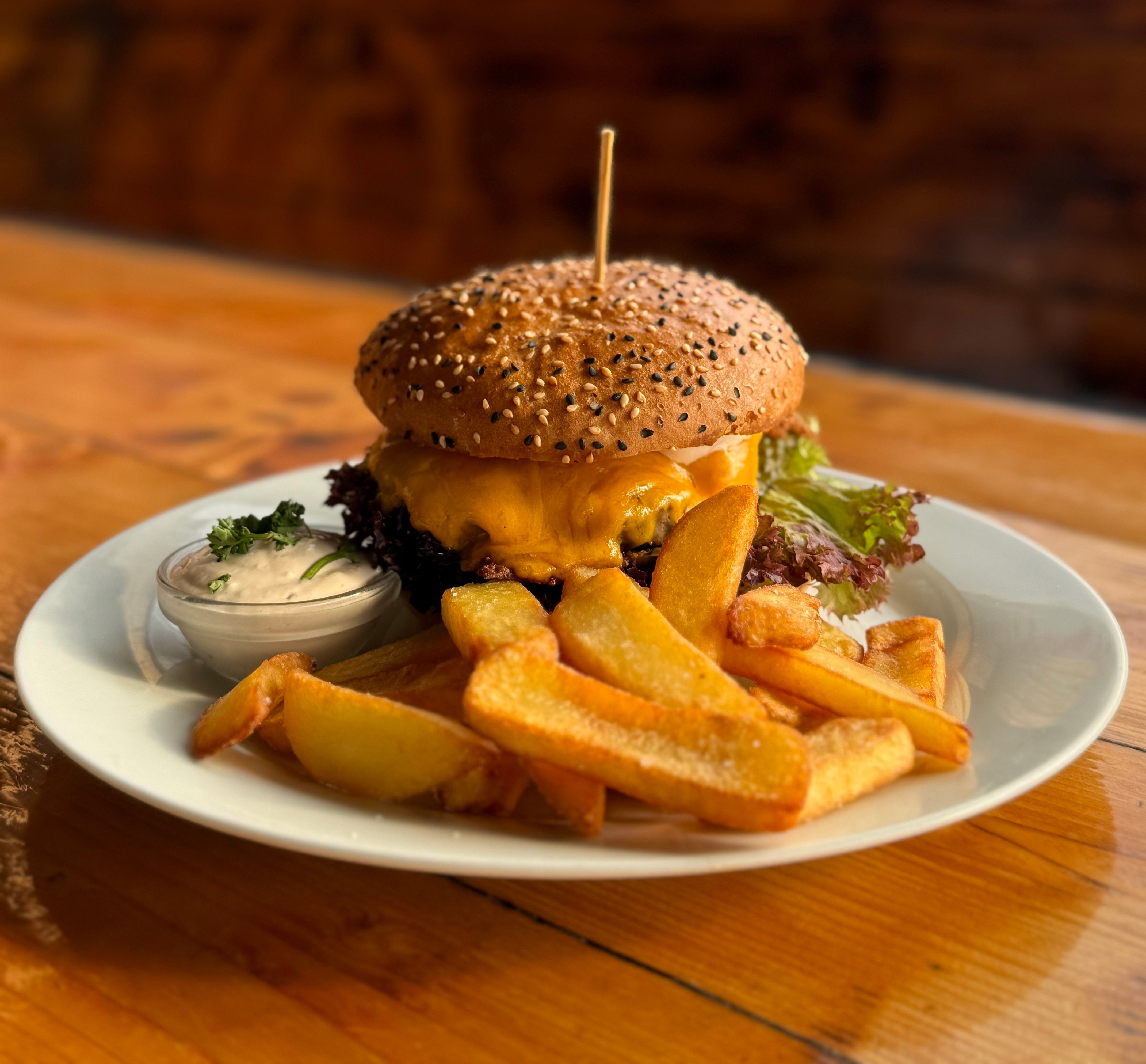 Cheeseburger & bramborový chips